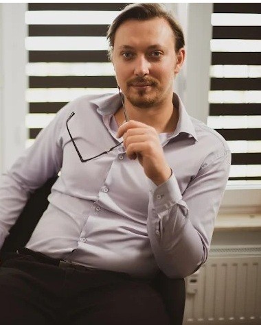 Dr Adrian Wiatrak